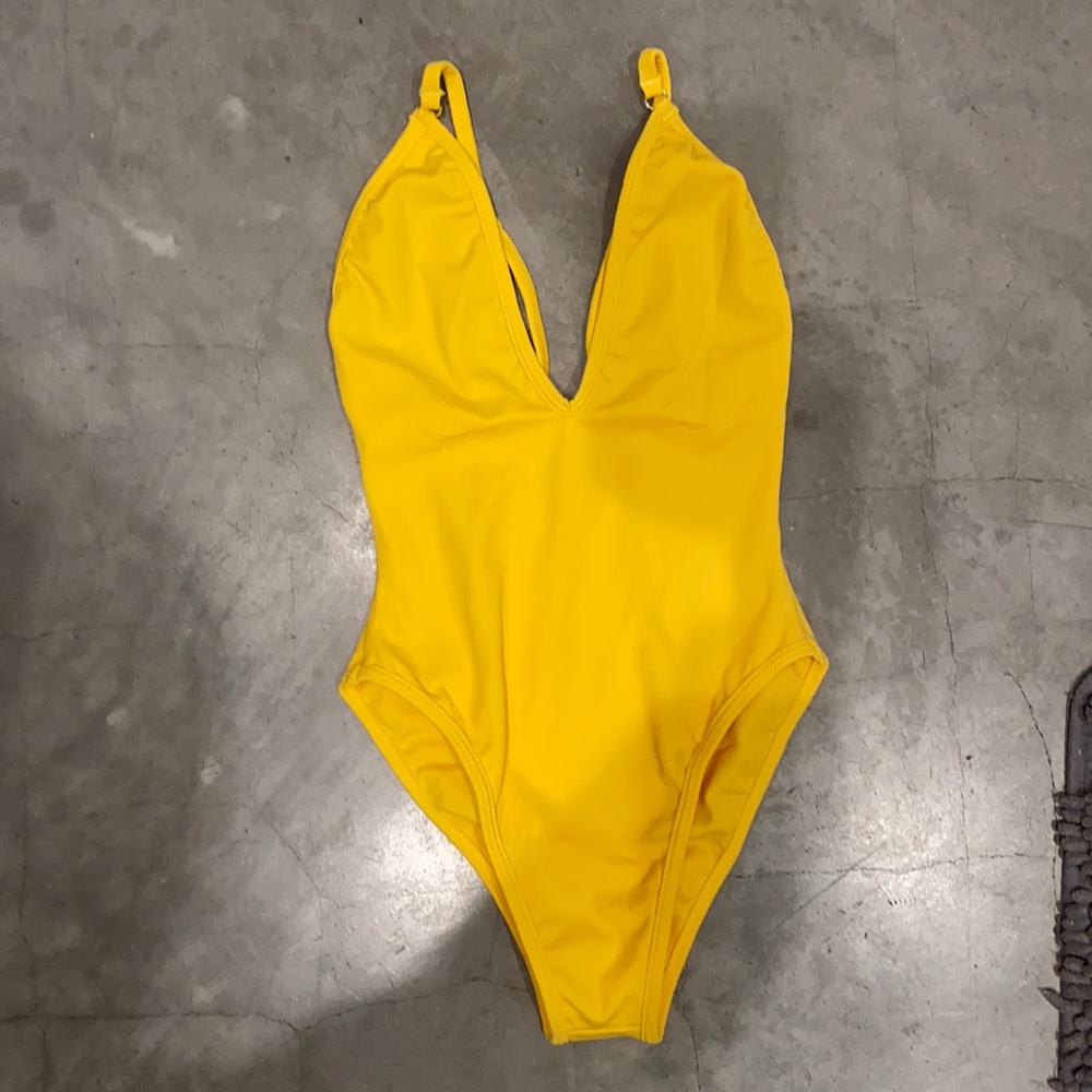 So chic Xs yellow one piece new
